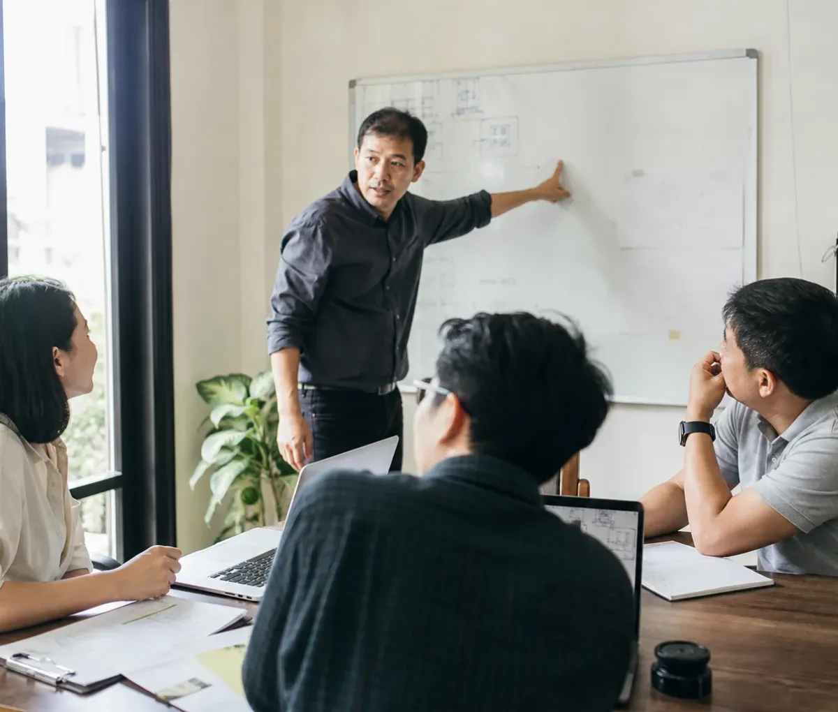 Đội ngũ GENOS đang trao đổi trong buổi làm việc